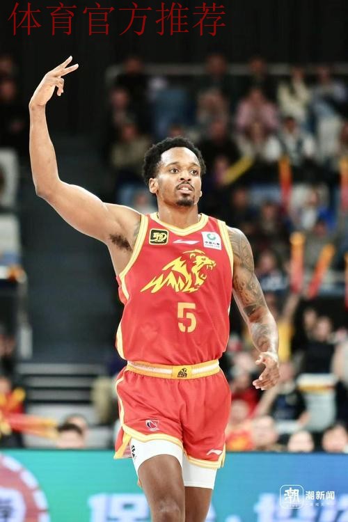 布朗抢断强起飞身上空篮不中,广厦仍落后14分 布朗抢断强起飞身上空篮不中,广厦仍落后14分